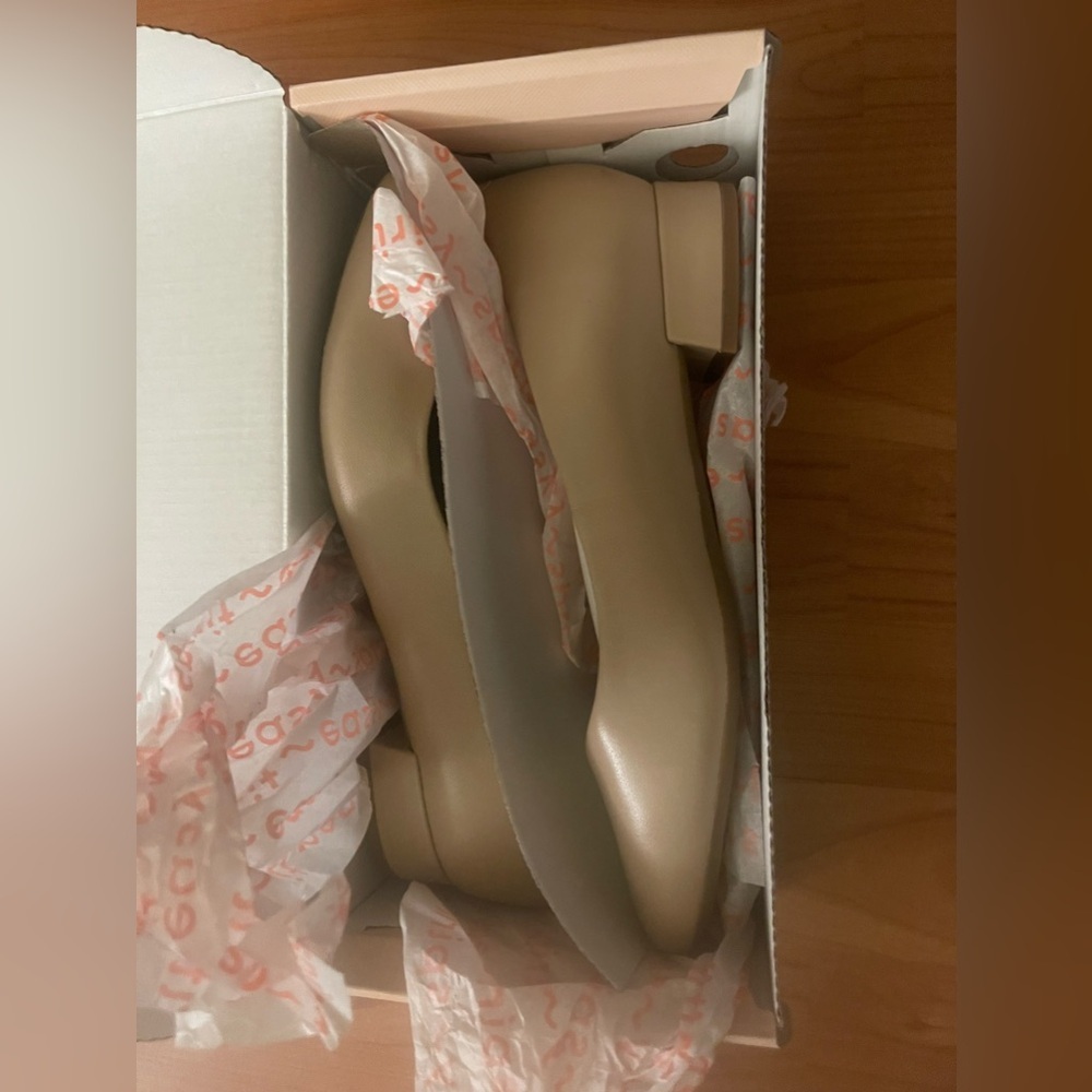 NWT Women’s Easy Spirit, Caldise Pump CALDISE-101 Medium Natural 8W